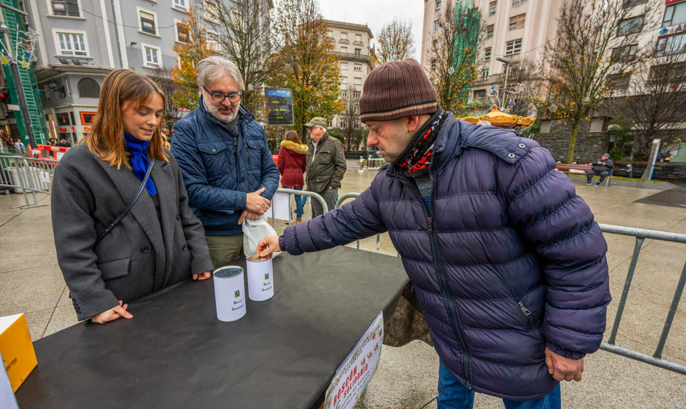 Un hombre aporta su donativo frente a Manuel Moxo, presidente de la Asociación de la Cabalgata.